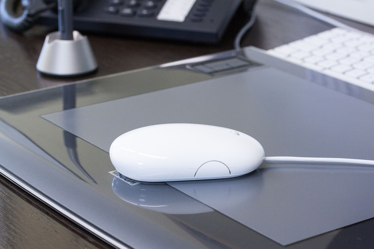 mouse, apple, graphics tablet-396714.jpg